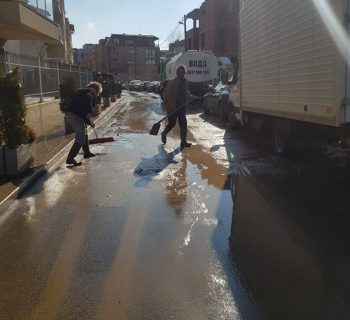 Миене на улици с водоноска (снимка)