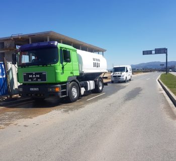 Миене на улици с водоноска (снимка)